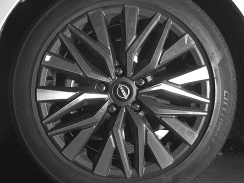 Used 2025 Nissan Altima 2.5 SV FWD image 12