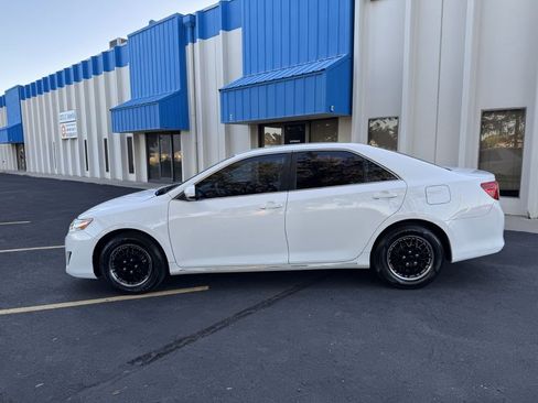 Used 2014 Toyota Camry L image 4
