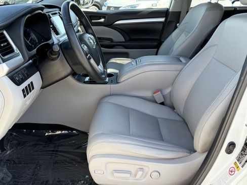 Used 2019 Toyota Highlander XLE w/ Carpet Mat Package (TMS) FWD image 19