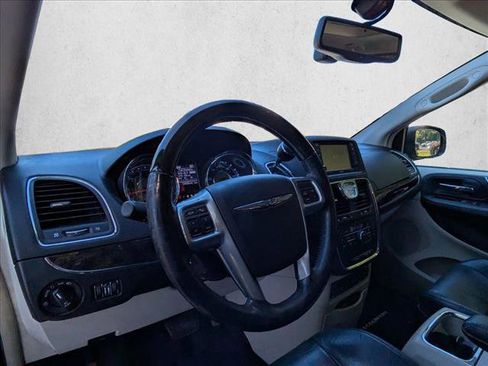Used 2013 Chrysler Town & Country Limited w/ Luxury Group FWD image 10