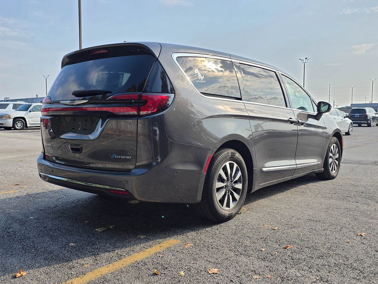 Used 2022 Chrysler Pacifica Limited w/ Uconnect Theater Family Group FWD image 6