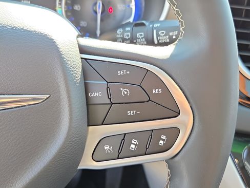 Used 2023 Chrysler Pacifica Touring-L image 21