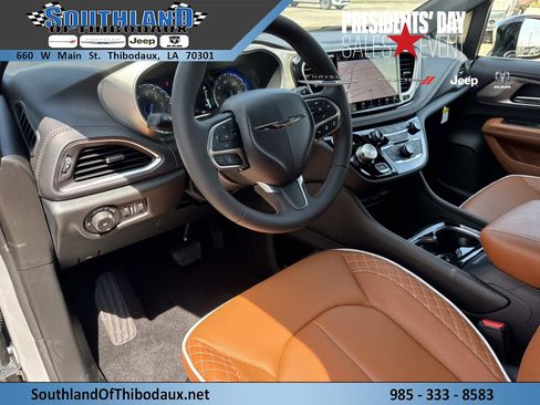 New 2026 Chrysler Pacifica Pinnacle FWD image 10