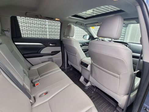 Used 2019 Toyota Highlander XLE AWD/4WD image 22