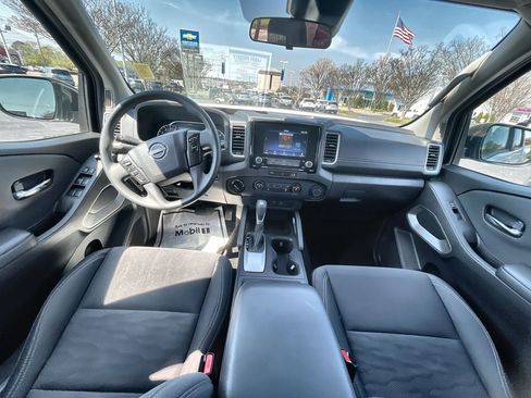 Used 2024 Nissan Frontier SV image 19