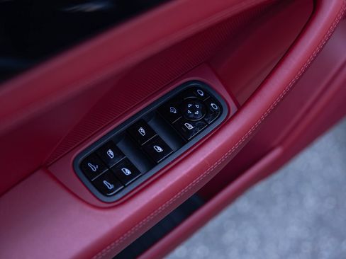 Used 2020 Porsche Panamera image 38