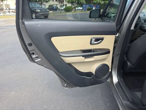 Used 2013 Kia Soul ! FWD image 35