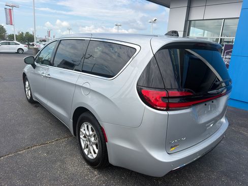 Used 2023 Chrysler Pacifica Touring-L FWD image 6