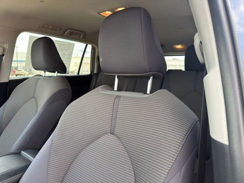 Used 2023 Toyota Highlander LE FWD image 22
