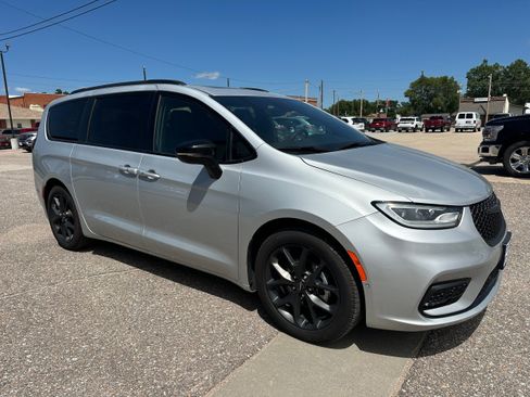 Used 2024 Chrysler Pacifica Limited w/ S Appearance Package FWD image 8