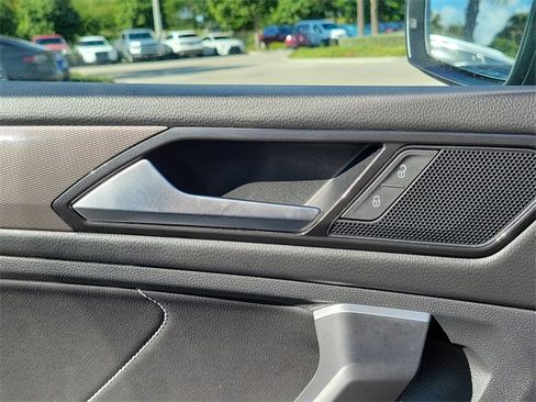 Used 2023 Volkswagen Tiguan SE image 28