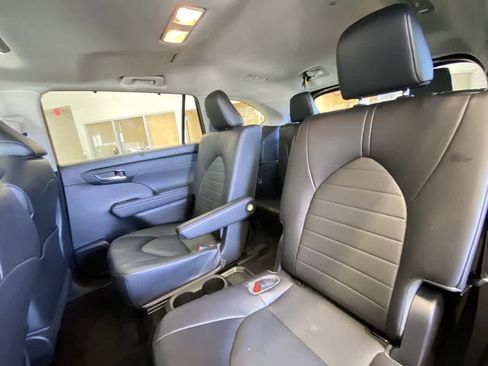 Used 2022 Toyota Highlander XLE AWD/4WD image 24