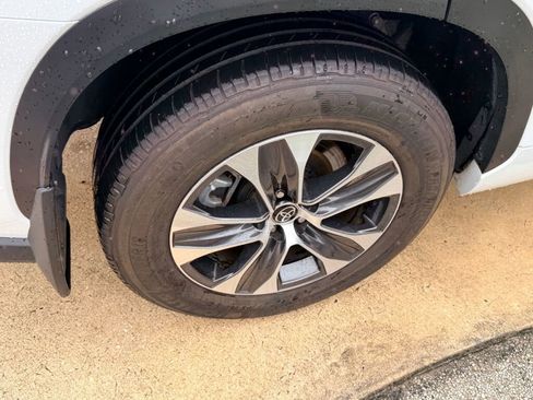 Used 2023 Toyota Highlander L image 13