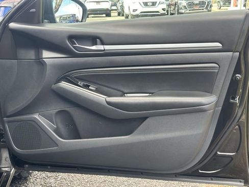 Used 2023 Nissan Altima 2.5 SV w/ SV Premium Package image 9