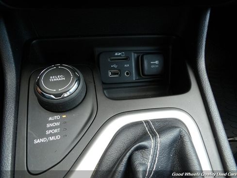 Used 2018 Jeep Cherokee Limited AWD/4WD image 20