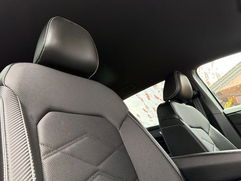 Used 2024 Volkswagen Atlas Cross Sport SE image 17