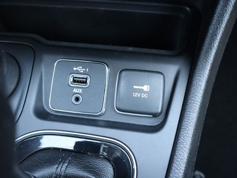 Used 2019 Jeep Cherokee Limited AWD/4WD image 11