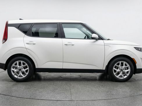 Used 2025 Kia Soul LX w/ LX Technology Package image 11