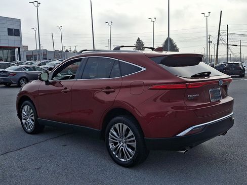 Certified 2022 Toyota Venza XLE image 5