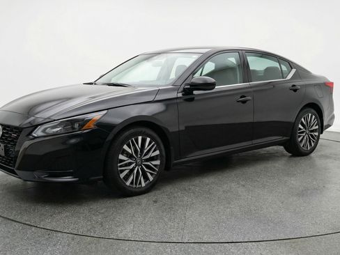 Used 2025 Nissan Altima 2.5 SV image 3
