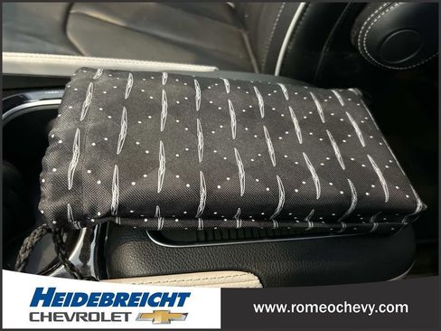 Used 2021 Chrysler Pacifica Limited w/ Uconnect Theater Family Group image 27