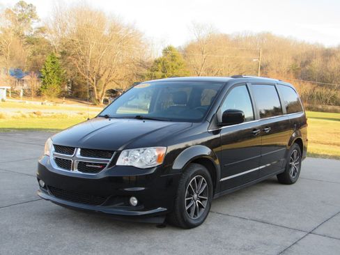 Used 2017 Dodge Grand Caravan SXT image 3