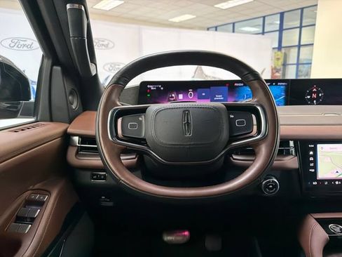 Used 2025 Lincoln Navigator Reserve AWD/4WD image 15