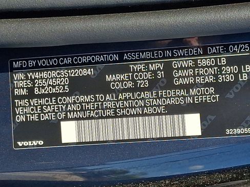 Certified 2025 Volvo XC60 T8 Plus w/ Protection Package Premier image 20