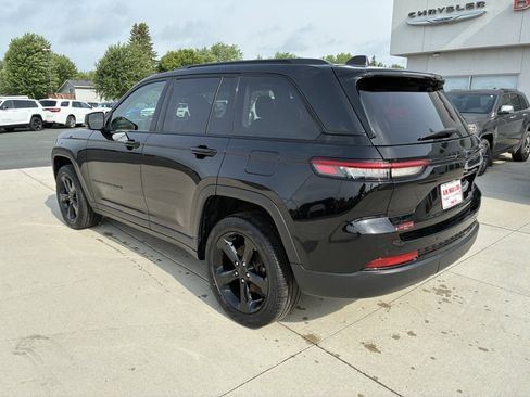 Used 2023 Jeep Grand Cherokee Limited w/ Black Appearance Package AWD/4WD image 6