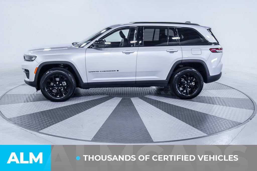 Used 2025 Jeep Grand Cherokee Altitude AWD/4WD image 4