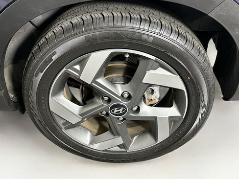 Used 2024 Hyundai Venue Limited image 11