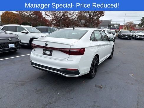 Certified 2025 Volkswagen Jetta SE w/ Sunroof Package image 7