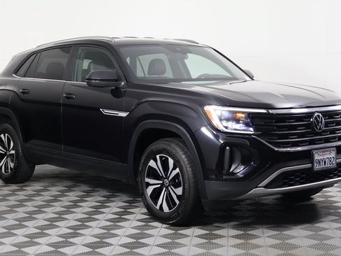 Used 2024 Volkswagen Atlas Cross Sport SE FWD image 3