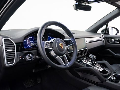 Certified 2022 Porsche Cayenne Platinum Edition image 4