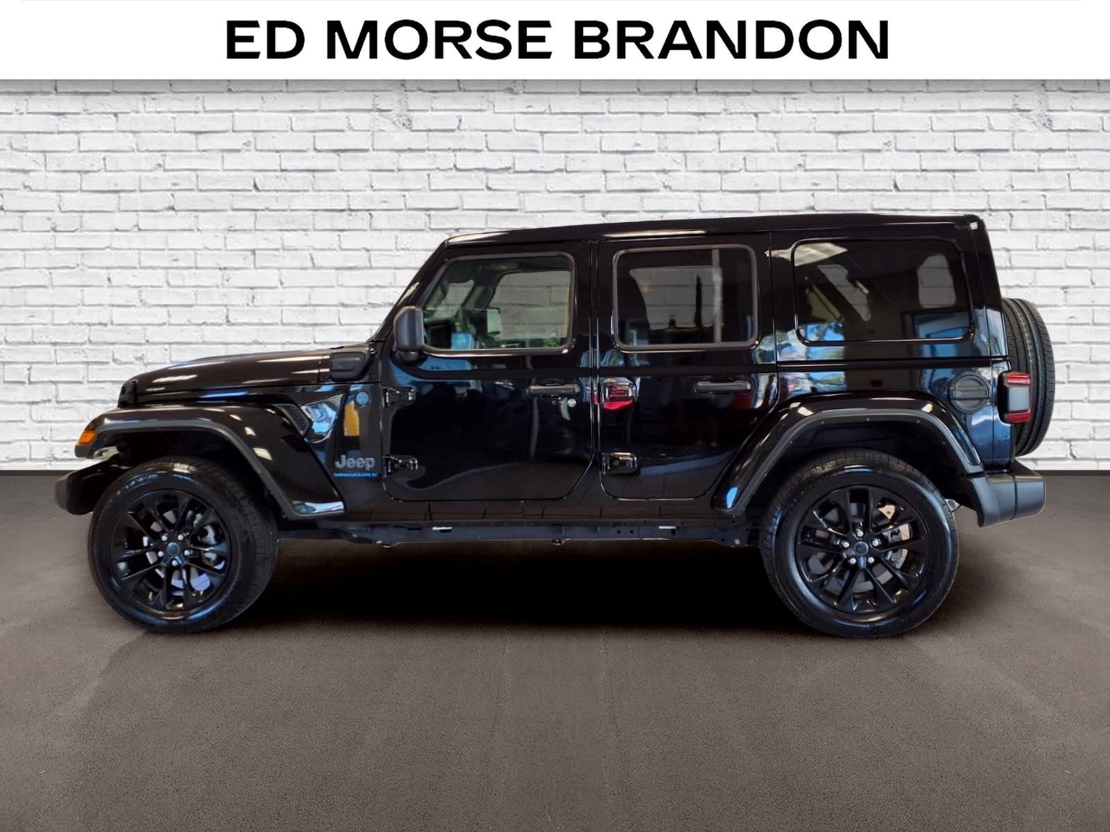 Used 2025 Jeep Wrangler Unlimited Sahara w/ Safety Group AWD/4WD image 2
