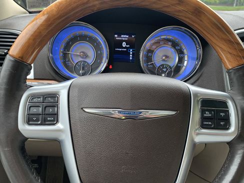 Used 2014 Chrysler 300 C RWD image 19