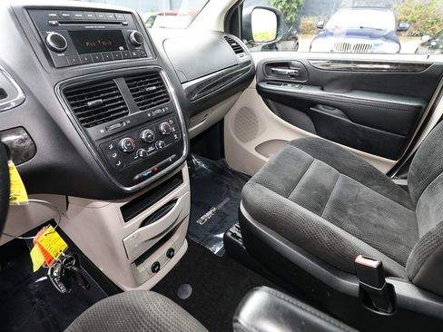 Used 2017 Dodge Grand Caravan SE FWD image 18