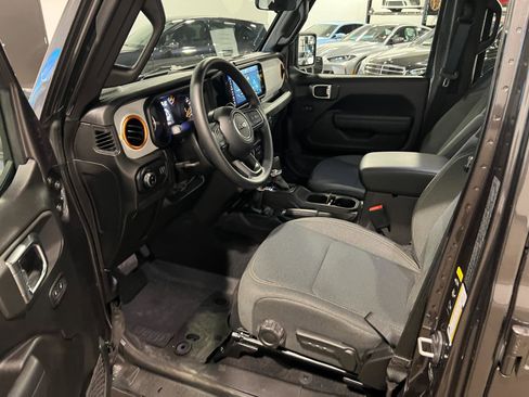 Used 2025 Jeep Gladiator Sport image 10