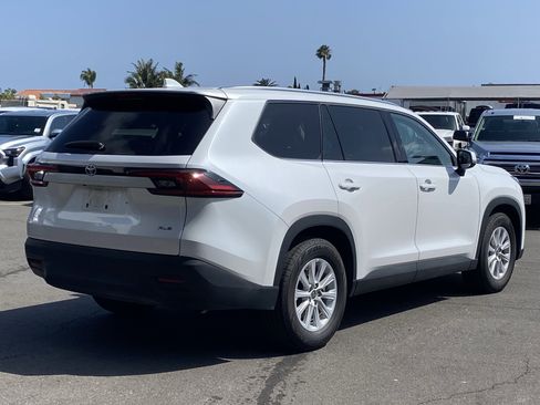 Used 2025 Toyota Grand Highlander AWD image 3
