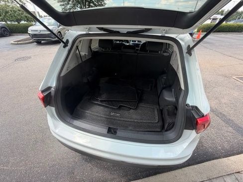 Used 2018 Volkswagen Tiguan SE w/ Panoramic Sunroof Package FWD image 10