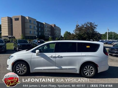 Used 2017 Chrysler Pacifica Touring-L FWD image 2