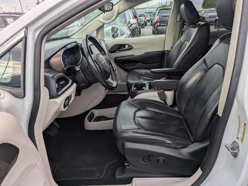 Used 2018 Chrysler Pacifica Touring-L FWD image 17