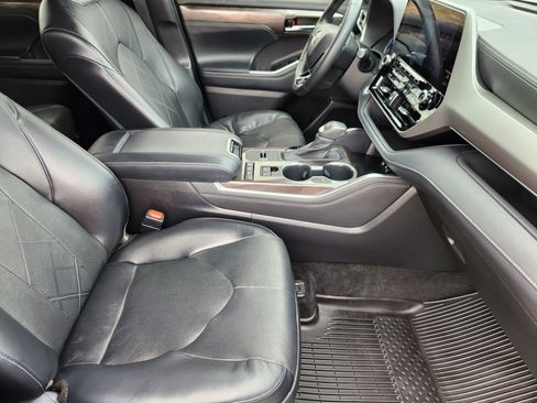 Used 2021 Toyota Highlander Platinum AWD/4WD image 16