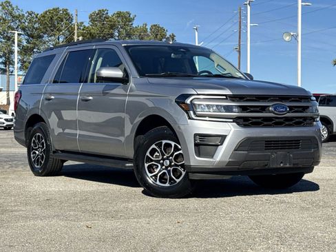 Used 2024 Ford Expedition XLT image 2