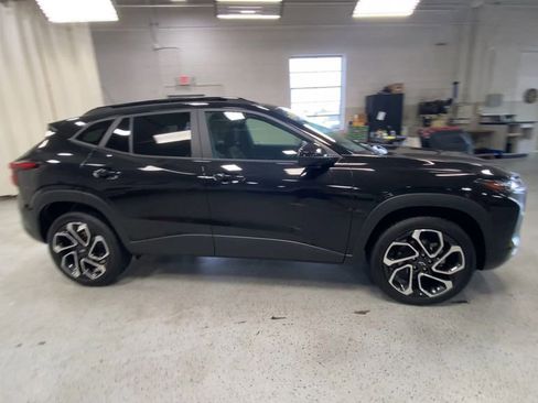 Used 2024 Chevrolet Trax RS w/ Sunroof Package FWD image 2