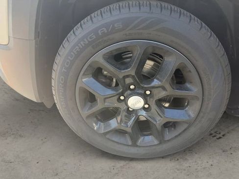 Used 2015 Jeep Renegade Latitude FWD image 14