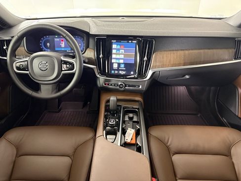 Used 2025 Volvo V90 B6 Cross Country Plus w/ Protection Package Premier image 40