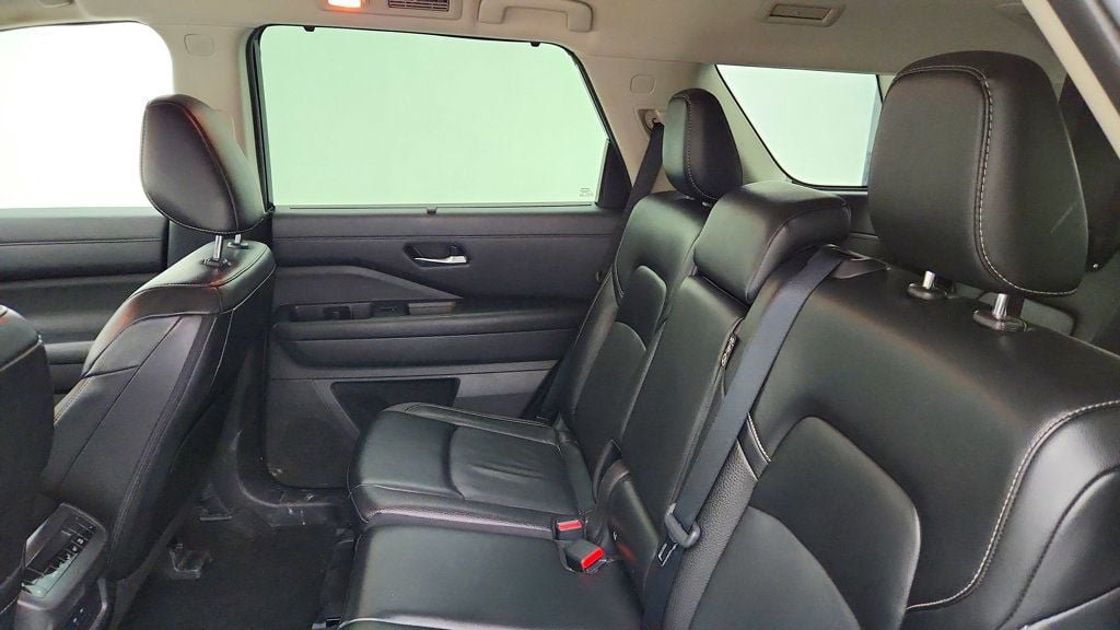 Used 2023 Nissan Pathfinder SL AWD/4WD image 19