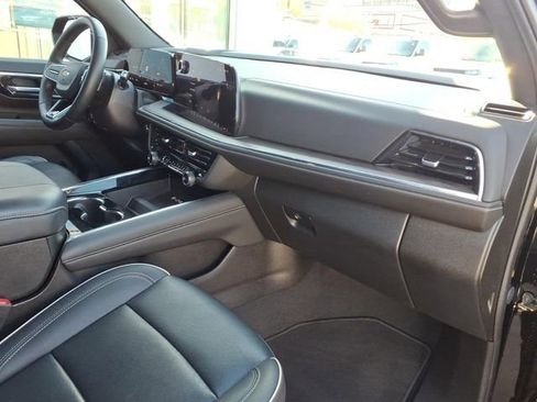 Used 2025 Chevrolet Suburban Premier AWD/4WD image 21