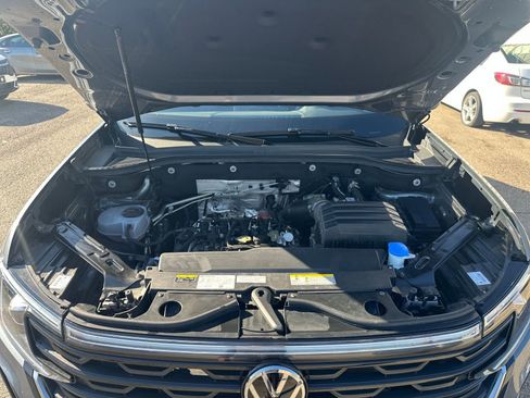 Used 2025 Volkswagen Atlas Cross Sport SE image 32